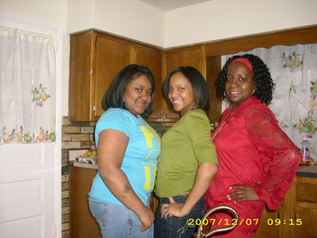 Teenie Turner (right) with granddaughter Danaysia(middle)& her sister Mara.